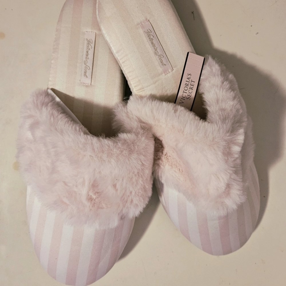NWT Victoria's Secret 9.5 pink fluffy slippers